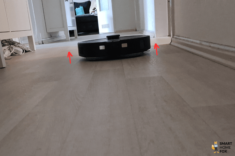 Die Wischmopps des Roborock Q Revo sind in der angehobenen Position zu sehen.